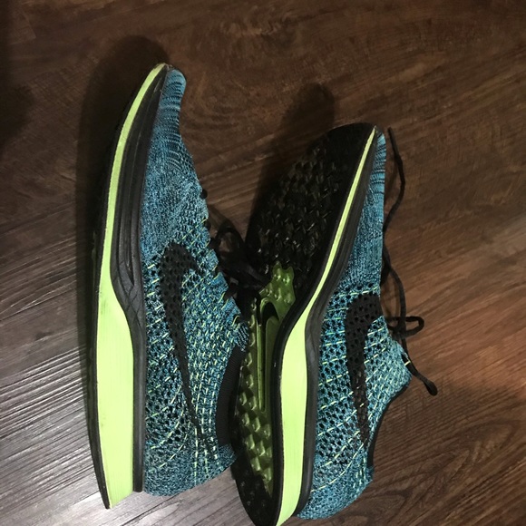 Nike Flyknit Racers - Picture 2 of 5